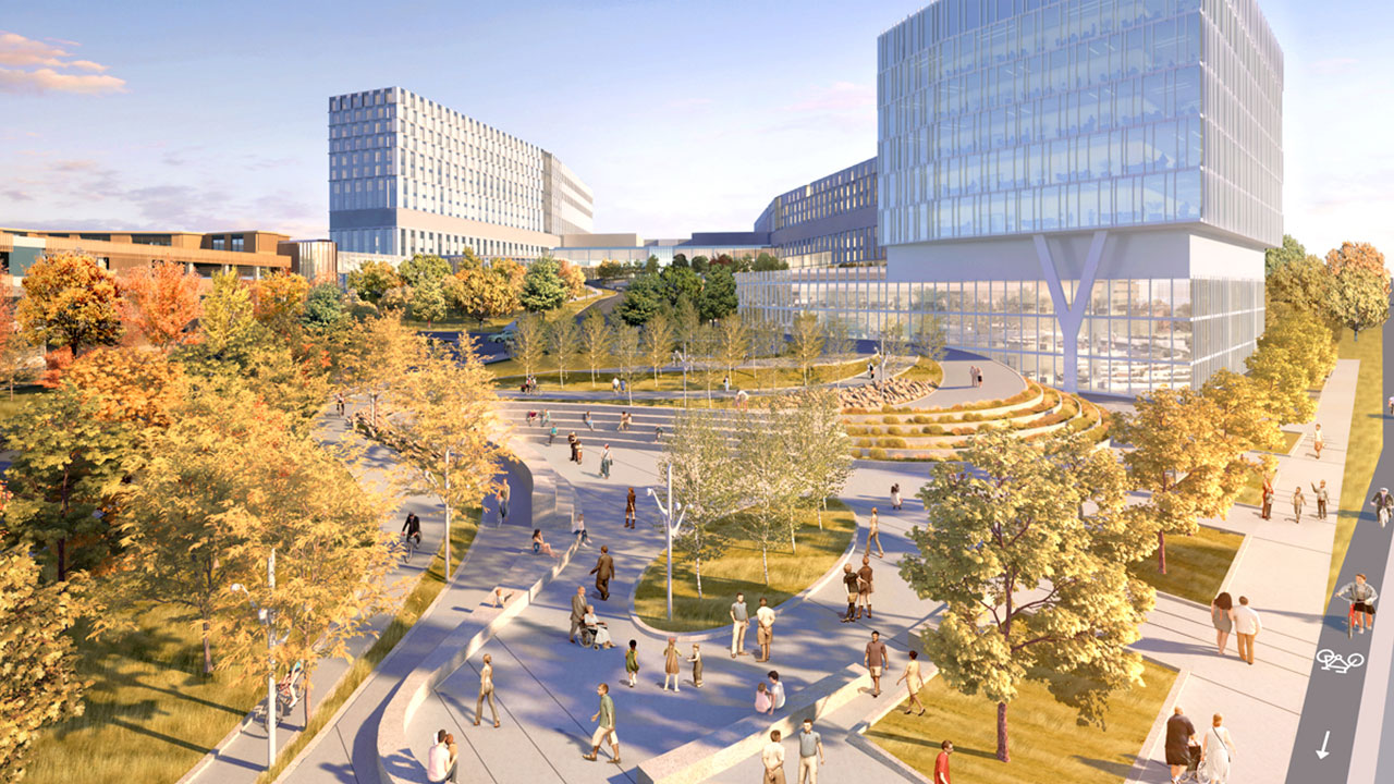 Concept artistique du nouveau campus de L’Hôpital d’Ottawa vu depuis l’avenue Carling à Ottawa. À gauche, il y a un escarpement d’arbres mûrs menant à l’entrée principale de l’hôpital. L’édifice principal est en arrière-plan. Des pistes cyclables et des sentiers pédestres serpentent le paysage naturel des arbres et des herbes depuis la rue principale jusqu’à l’entrée principale et à travers le campus. Des personnes se déplacent à vélo et d’autres à pied pour profiter de l’espace extérieur en une journée ensoleillée.  