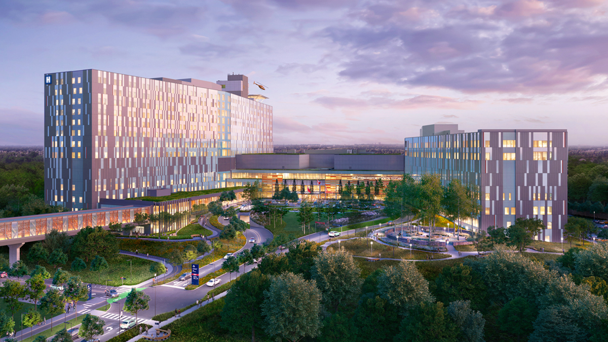  Concept artistique du nouveau campus de L’Hôpital d’Ottawa au crépuscule, montrant la façade avant de l’hôpital au complet. Des arbres, des routes d’accès et des véhicules sont au premier plan devant l’hôpital. Un pont piétonnier couvert s’étend de l’avant du bâtiment vers la gauche et hors du cadre.