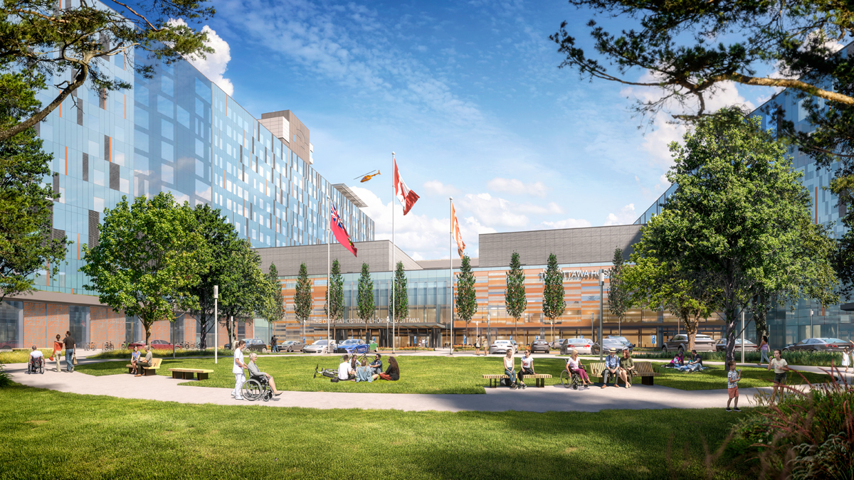 Concept artistique du nouveau campus de L’Hôpital d’Ottawa montrant l’espace extérieur devant le nouvel hôpital un jour d’été. Une perspective au niveau du sol montre de l’herbe, des arbres et un sentier pédestre à l’avant-plan. Des personnes se trouvent à différents endroits de la scène, certaines en fauteuil roulant, d’autres marchant sur le sentier ou assises sur des bancs le long de celui-ci. Deux petits groupes de personnes sont assis sur la pelouse de l’autre côté du sentier. L’hôpital est en arrière-plan. Devant, il y a une rangée de voitures garées et trois drapeaux sur des mâts : le drapeau de l’Ontario, le drapeau du Canada et le drapeau des survivants.